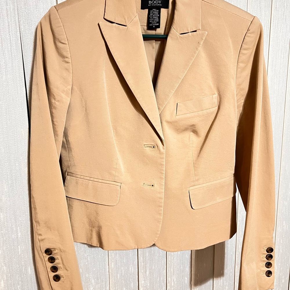 Women Jacket, size 4, color tan(brown) light wear and it's in good condition.
